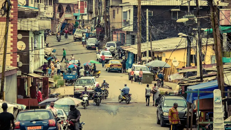 Une rue animée de Bessengue, à Douala.